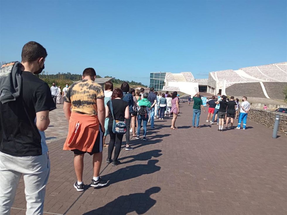 Jóvenes esperan en la Ciudad de la Cultura el día de arranque de la vacunación másiva a menores de 20 años
