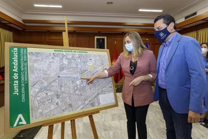 Archivo - La consejera de Fomento, Infraestructuras y Ordenación del Territorio de la Junta, Marifrán Carazo, con el alcalde de Córdoba, José María Bellido, ante el proyecto de la Ronda Norte.