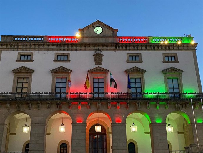 La fachada del Ayuntamiento de Cáceres se ilumina con los colores de la bandera de Afganistán en apoyo al pueblo afgano
