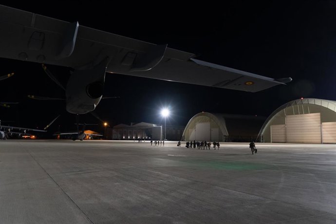 Uno de los dos aviones A400M de las Fuerzas Armadas minutos antes del despegue en la base de Zaragoza rumbo a Dubái