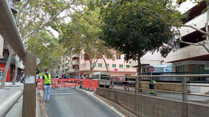 Salida del túnel que conecta las Avenidas con la calle Nuredduna (Palma), cerrado, el día que comienzan las obras del eje cívico.