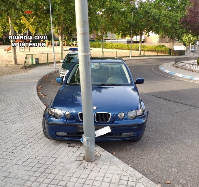 Coche estrellado en una farola de Seseña