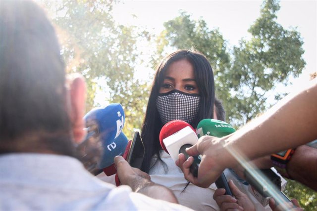 La vicealcaldesa de Madrid, Begoña Villacís, responde a los medios durante una visita a las obras de acondicionamiento del patio del CEIP Nuestra Señora del Lucero en el distrito de Latina.