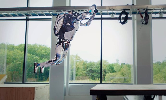 El robot Atlas de Boston Dynamics haciendo parkour en una demostración de la compañía.