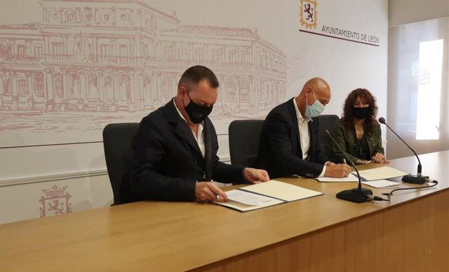 El alcalde de León, José Antonio Diez, -en el centro- junto al director general de Fundos, José María Viejo; y la directora del Museo Casa Botines, Noemí Martínez.