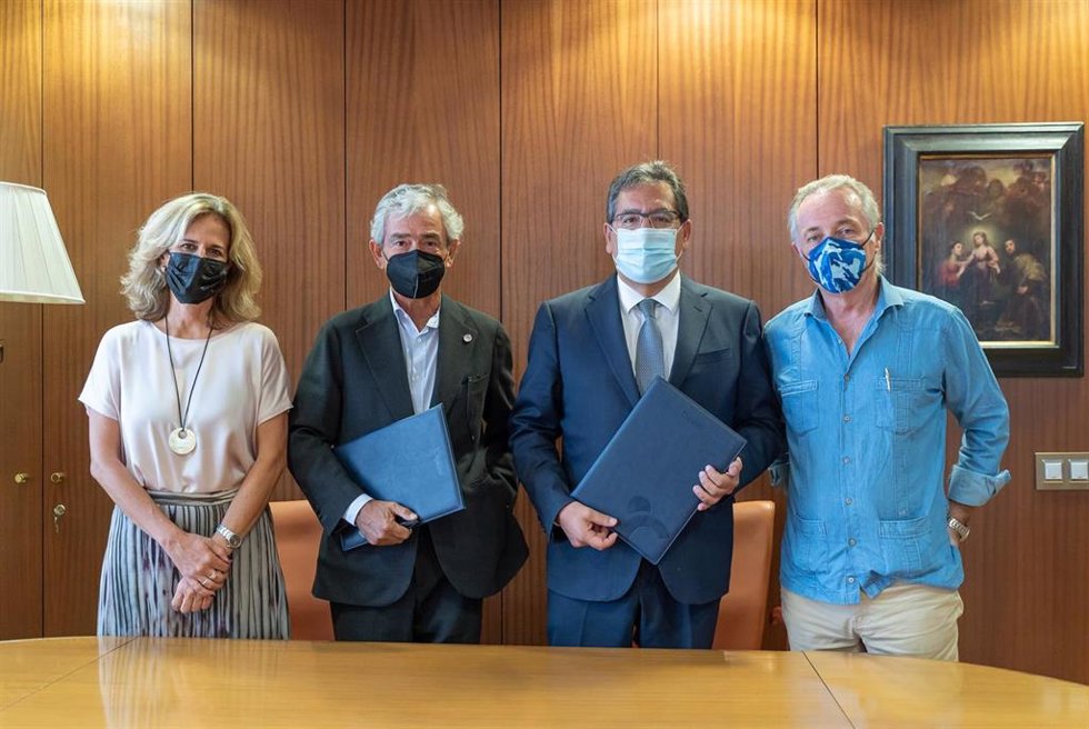 El presidente de la Fundación Cajasol, Antonio Pulido, y el presidente de la Fundación Alalá, José María Pacheco, en la firma del convenio de colaboración para la puesta en marcha del espectáculo 'El Árbol del Flamenco'.