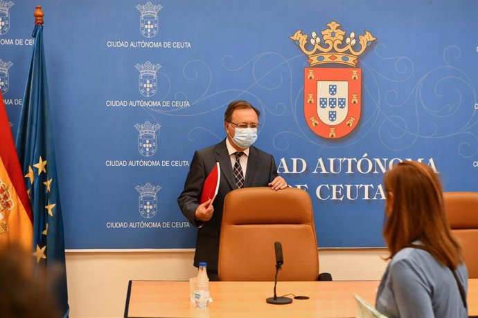 El presidente de la Ciudad, Juan Vivas, después de intervenir en una rueda de prensa para valorar la actuación que se está llevando a cabo en relación a la repatriación de los menores desde Ceuta a su país de origen, a 17 de agosto de 2021, en Ceuta, (E