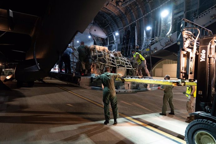 Militares se preparan par asubir a uno de los dos aviones A400M de las Fuerzas Armadas minutos antes del despegue en la base de Zaragoza rumbo a Dubái, a 16 de agosto de 2021, en Zaragoza, (España). Este primer avión se empleará en la repatriación de es