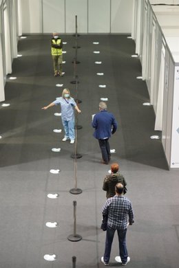 Archivo - Varias personas acuden a un dispositivo de vacunación contra la COVID-19 en el Bilbao Exhibition Center (BEC).