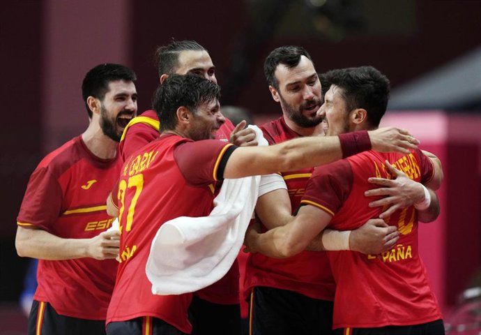 Gedeón Guardiola y Antonio García abrazan a Alex Dujshebaev durante un partido de la selección española de balonmano en los Juegos Olímpicos de Tokio