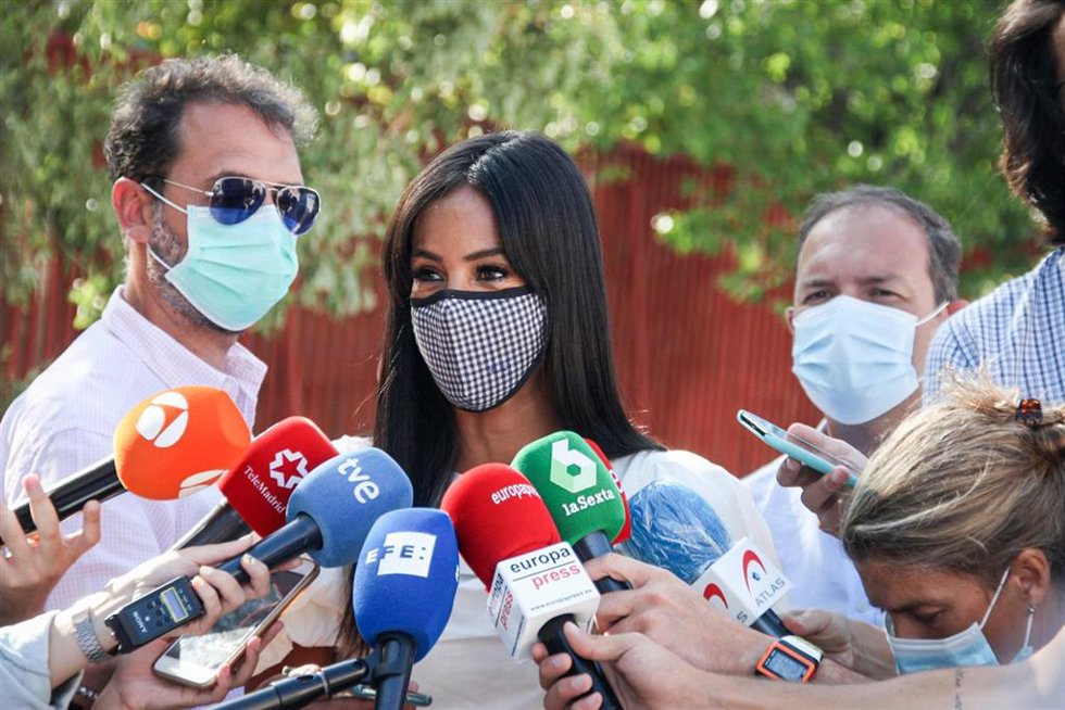 La vicealcaldesa de Madrid, Begoña Villacís, responde a los medios durante su visita a las obras de acondicionamiento del patio del CEIP Nuestra Señora del Lucero en el distrito de Latina.
