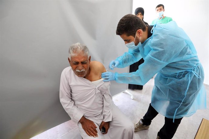 17 August 2021, Palestinian Territories, Khan Younis: APalestinian man receives a dose of the Covishield vaccine against Covid-19, at a temporary vaccination centre set up in Khan Younis. Photo: Ashraf Amra/APA Images via ZUMA Press Wire/dpa