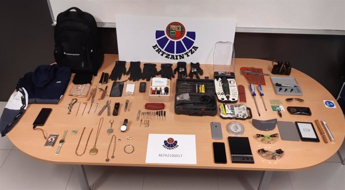 Pertenencias robadas en viviendas halladas en un operativo de Ertzaintza