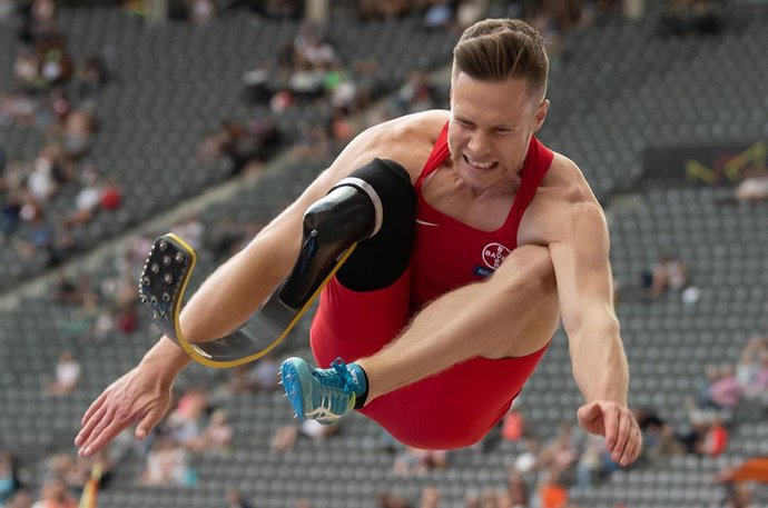 Archivo - El saltador de longitud paralímpico alemán Markus Rehm durante una competición
