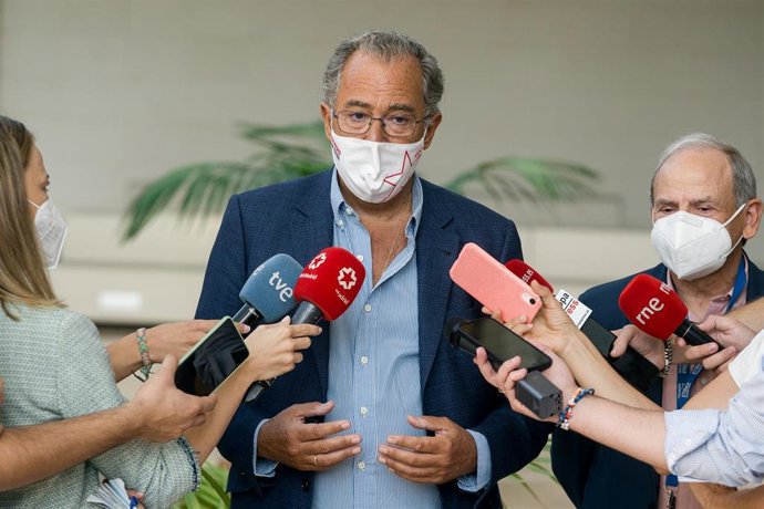 El consejero de Educación, Universidades y Ciencia y portavoz del Gobierno de la Comunidad de Madrid, Enrique Ossorio, responde a los medios durante su visita al Instituto Madrileño de Estudios Avanzados (IMDEA), a 18 de agosto de 2021, en el Parque Tec