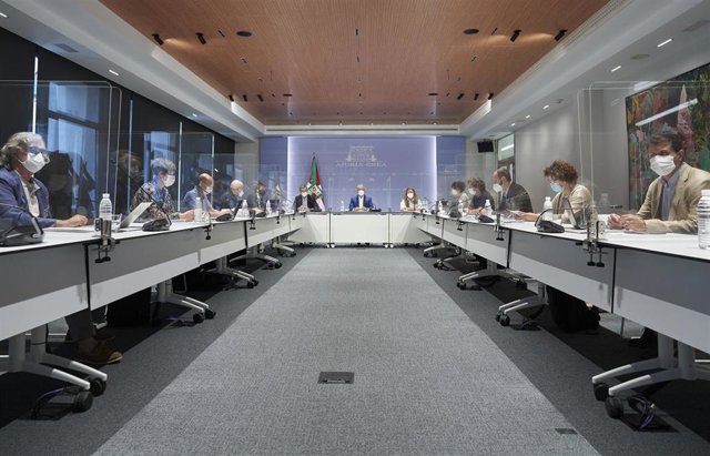 Reunión del comiteé técnico del LABI; presidida por el Lehendakari, Iñigo URkullu, y la consejera de Sakud, Gotzone Sagardui