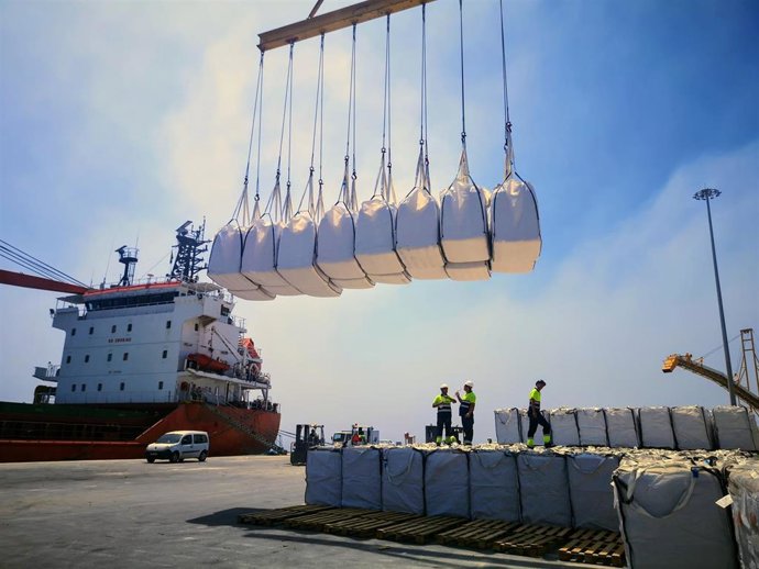 Transporte de mercancías en el Puerto de Carboneras (Almería).