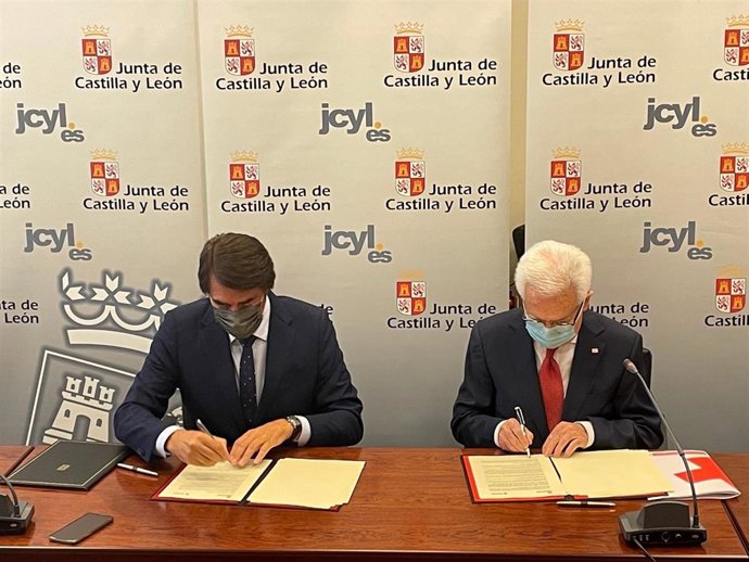El consejero de Fomento y Medio Ambiente, Juan Carlos Suárez-Quiñones, y el presidente de Cruz Roja Española en Castilla y León, José Varela, han firmado este miércoles un convenio de colaboración.