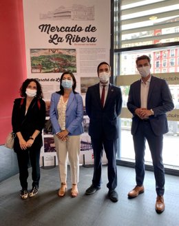 Visita de Javier Hurtado a Mercado de la Ribera junto a concejales bilbaínos