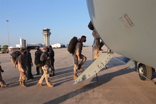 Militares suben al avión que ha despegado de Dubái a Kabul para evacuar a los españoles y colaboradores en Afganistán, en la base aérea de Al Minhad en Dubái, a 18 de agosto de 2021, en Dubái (Emiratos Árabes). Este es el primer avión de las fuerzas armad