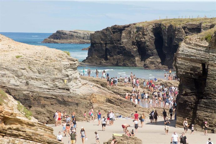 Turistas pasean por la playa de Las Catedrales, a 15 de agosto de 2021, en Ribadeo, Lugo, Galicia (España). La playa de Las Catedrales o As Catedrais se mantiene como uno de los principales atractivos turísticos de la costa lucense. El entorno tiene est