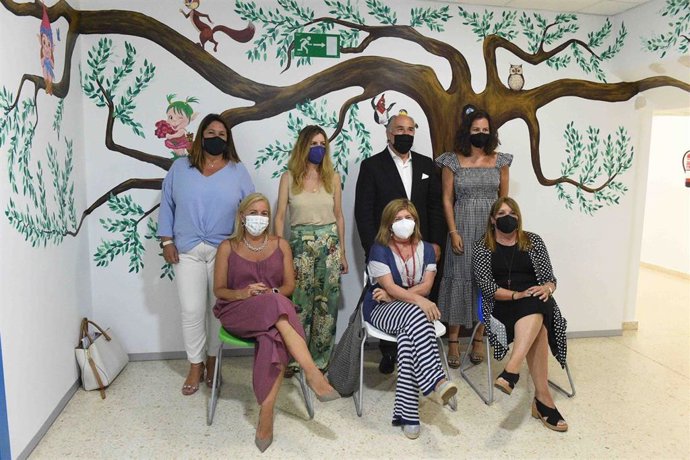 La delegada territorial de Salud y Familias de la provincia de Cádiz, Isabel Paredes, y la subdelegada de la Junta de Andalucía en el Campo de Gibraltar, Eva Pajares, durante la visita al CAIT Apadis de Algeciras.