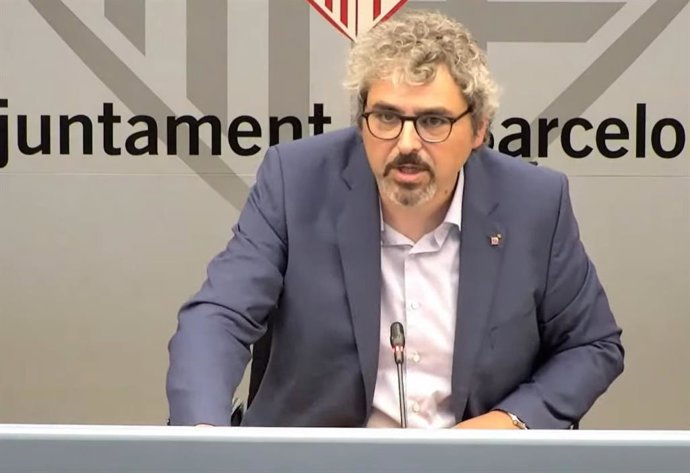 El concejal de Juventud del Ayuntamiento de Barcelona, Joan Ramon Riera, en rueda de prensa