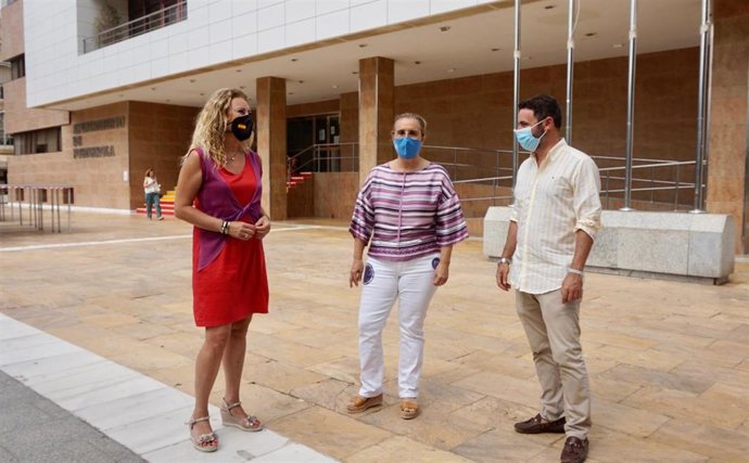Archivo - Carolina España, Ana Mula y José Ramón Carmona, del PP, en un acto en Fuengirola