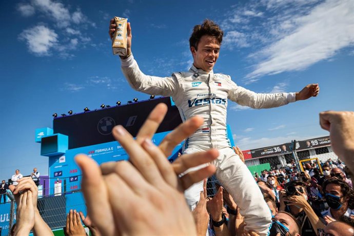 Nick de Vries celebrando una victoria de Mercedes en el Mundial de Fórmula E 2021