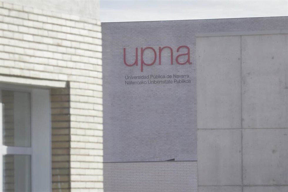 Archivo - Letrero de la UPNA en la fachada de la Universidad
