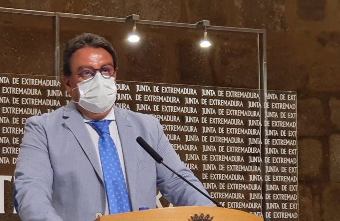 El vicepresidente segundo y consejero de Sanidad y Servicios Sociales, José María Vergeles, en rueda de prensa para informar sobre la situación epidemiológica de la Covid-19 en Extremadura