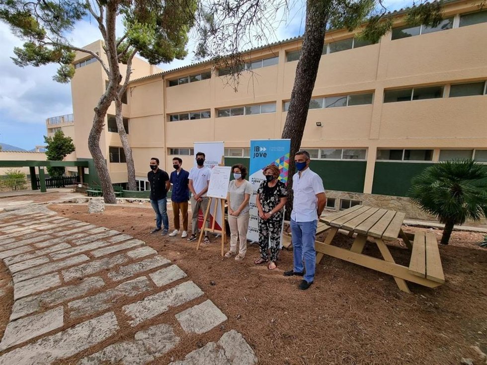 La consellera de Asuntos Sociales, Fina Santiago, presenta la reforma del albergue La Victoria