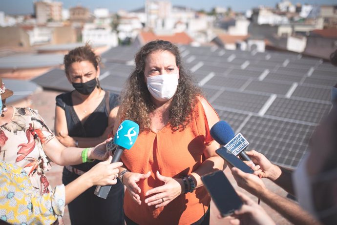 La alcaldesa en funciones de Mérida, Carmen Yáñez, y la delegada de Proyectos Europeos, Silvia Fernández, en declaraciones a los medios sobre la finalización de trabajos de mejora de eficiencia energética en el Centro Cultural Alcazaba