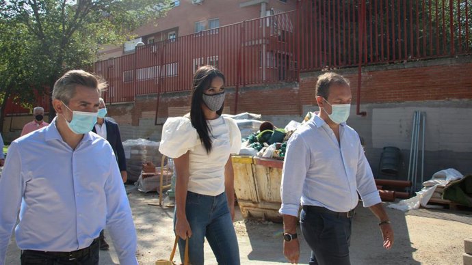 La vicealcaldesa de Madrid, Begoña Villacís, y el delegado del Área de Familias, Igualdad y Bienestar Social, Pepe Aniorte, a su llegada a una visita a las obras de acondicionamiento del patio del CEIP Nuestra Señora del Lucero en el distrito de Latina