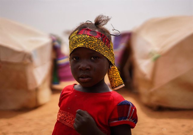 Archivo - Una niña migrante en Niamy, Níger.