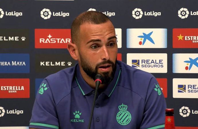 El nuevo jugador del RCD Espanyol Aleix Vidal, en su presentación en el Auditori del RCDE Stadium