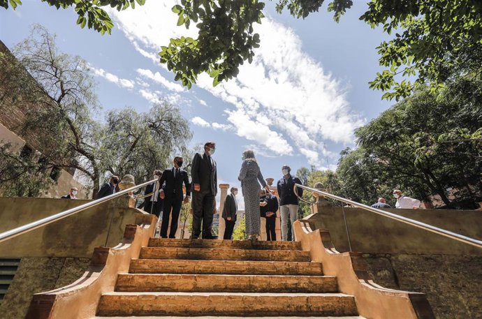 Archivo - El 'president' de la Generalitat, Ximo Puig, y la presidenta de la Federación de Sociedades Musicales de la Comunitat Valenciana (FSMCV), Daniela González, en la presentación de la Alquería de Juli, a 7 de julio de 2021, en Valncia