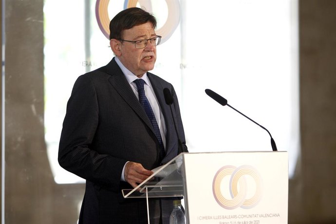 Archivo - El presidente de la Generalitat, Ximo Puig, comparece ante los medios durante una rueda de prensa celebrada en la clausura de la I cumbre entre Baleares y Comunitat Valenciana, a 6 de julio de 2021, en el Palacio de Congresos de Palma de Mallo