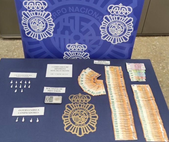 Efectos intervenidos por la Policía Nacional a un hombre y una mujer detenidos por vender droga en una barriada de Málaga capital