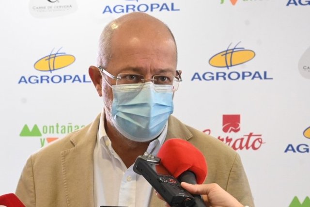 Igea atiende a los medios en su visita a Gropal.