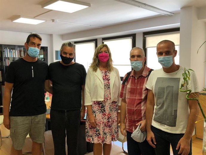 La consellera de Salud y Consumo, Patricia Gómez, y el coordinador autonómico de Salud Mental, Oriol Lafau, en una reunión con los representantes de la asociación de personas y familiares con trastornos mentales La Nostra Veu.