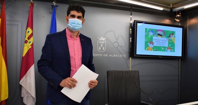 El concejal de Educación, José González, después de que la Comisión de Cultura, Educación, Asuntos Europeos Y Feria, José González, en rueda de prensa.