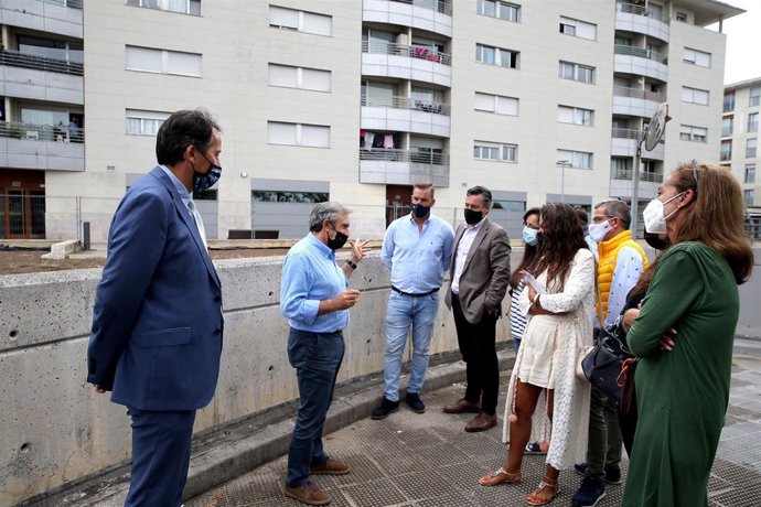 El consejero de Obras Públicas, Ordenación del Territorio y Urbanismo, José Luis Gochicoa, mantiene una reunión con representantes de los vecinos afectados por el derrumbe de los garajes de la calle Tomás y Valiente.
