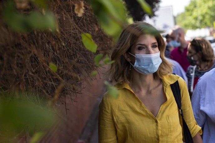 La portavoz del PSOE en la Asamblea de Madrid, Hana Jalloul, durante su visita a Villa de Vallecas, a 10 de agosto de 2021, en Madrid (España).