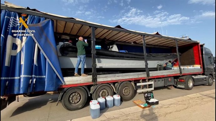 Imagen de la lancha oculta dentro de un vehículo articulado en Delta de l'Ebre (Tarragona)