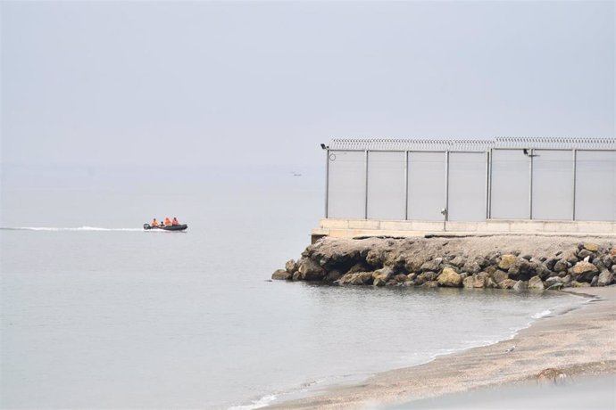 Una lancha de la Gendarmería Real marroquí lleva de vuelta a un grupo de menores que viajaba a la frontera española