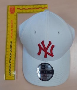 Gorra robada que llevaba uno de los detenidos