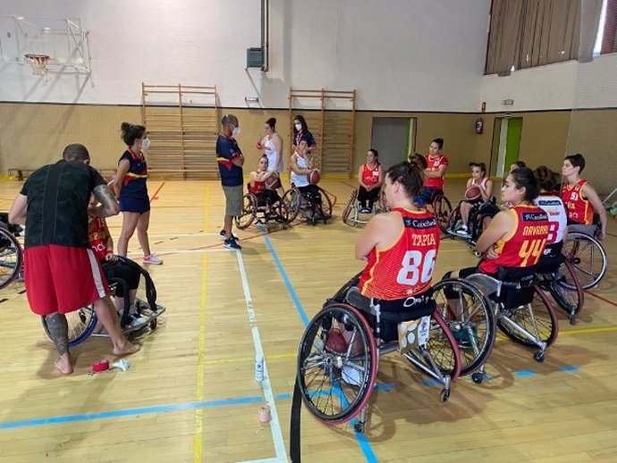 Las jugadoras de la selección española de baloncesto en silla de ruedas entrenando en su 'burbuja'del CAR de Madrid