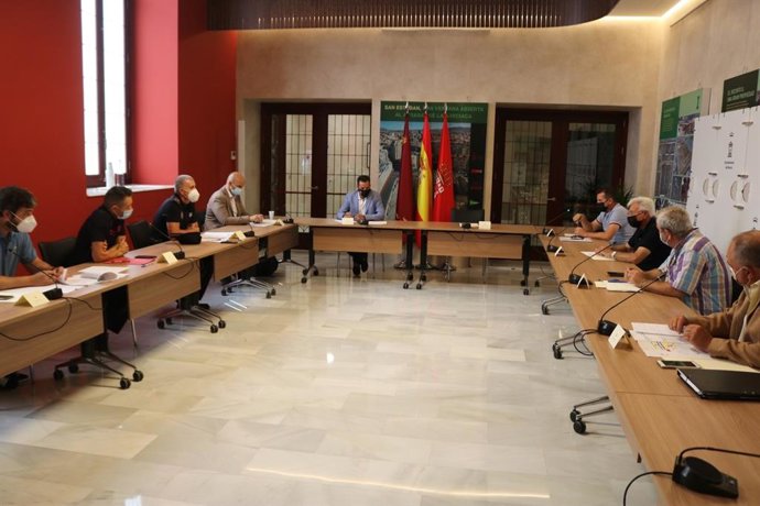 El vicealcalde Mario Gómez, el concejal de Cultura, turismo y deportes, Pedro García Rex, y el concejal de Gestión Económica y Seguridad Ciudadana, Enrique Lorca, han mantenido este miércoles una reunión