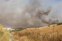 Tres medios aéreos se suman a los trabajos en el incendio de Lucena (Huelva) para atender una reproducción